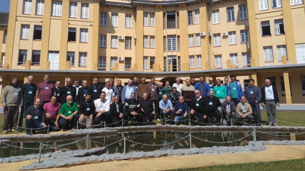 clero reunido em frente ao CECREI