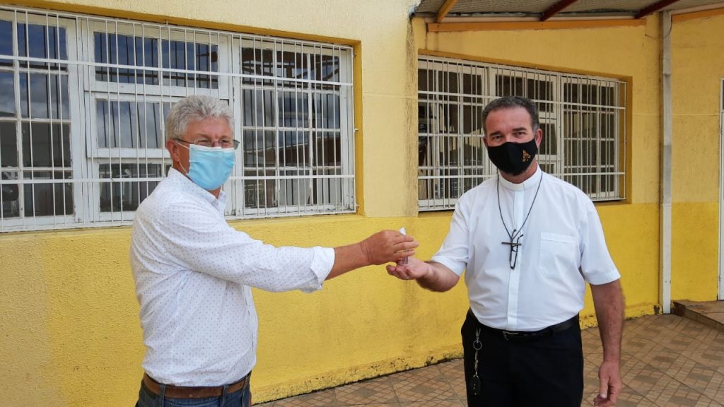 Dom Sílvio recebe a chave da Casa Abrigo Divina Providência